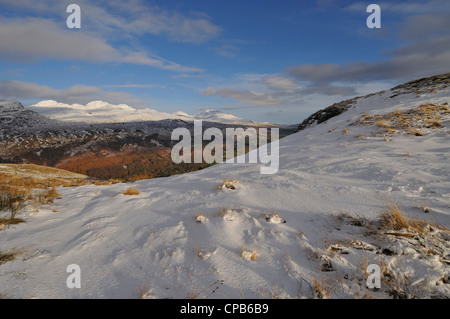 Les Tarmachan Hills dans le cadre d'un léger gris hiver bleu ciel près Killin, Perthshire, Écosse, Royaume-Uni. Banque D'Images