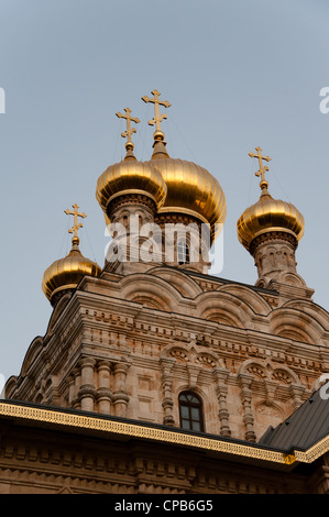 Les dômes oignon d'or de l'Église orthodoxe russe de Marie Madeleine au jardin de Gethsémani, le Mont des Oliviers à Jérusalem. Banque D'Images