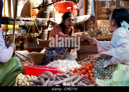 Des personnes non identifiées sont au kiosque de légumes au marché de Nyaung-U, le Myanmar. Nyaung-U est la porte d'entrée de la ville de Bagan Banque D'Images