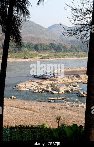 À Luang Prabang, la confluence entre le Mékong et la rivière Khan (Laos). La confluence de la rivière Khan et du Mékong. Banque D'Images