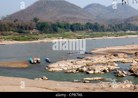 À Luang Prabang, la confluence entre le Mékong et la rivière Khan (Laos). La confluence de la rivière Khan et du Mékong. Banque D'Images