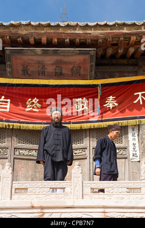 2 prêtres taoïstes pose devant l'appareil photo au Mont Kongtong près de Pingliang ville de Chine. Banque D'Images