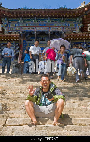 Un touriste chinois locaux pose pour la caméra à l'extérieur du Temple de généraux 12 au Mont Kongtong près de Pingliang ville de Chine. Banque D'Images