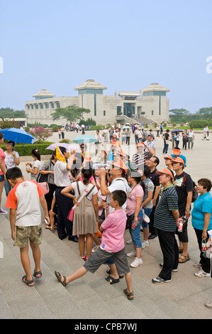 Les touristes chinois à l'entrée de l'armée de terre cuite dans la fosse no 1 avec le musée en arrière-plan. Banque D'Images