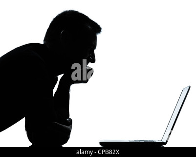 Un homme d'affaires caucasiennes ordinateur informatique ordinateur portable smiling portrait silhouette en studio isolé sur fond blanc Banque D'Images