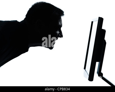 Un homme d'affaires de race blanche silhouette face à l'affichage de l'écran de l'ordinateur en studio portrait isolé sur fond blanc Banque D'Images