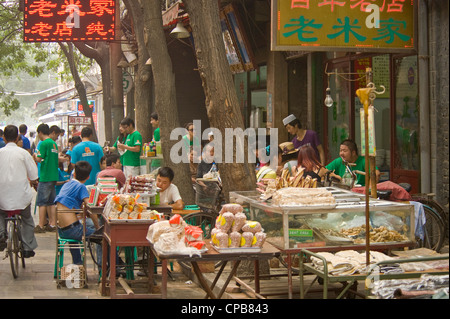 Les gens locaux chinois à un restaurant à l'extérieur de la rue musulmane (Huimin Jie) à Xian. Banque D'Images