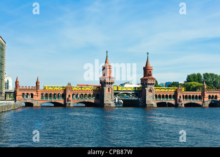 Oberbaumbruecke bridge avec le métro passant sur la rivière ttp à Berlin Allemagne Banque D'Images