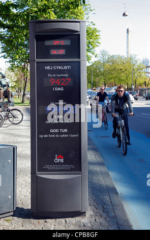 Compteur vélo électronique sur l'H.C. Andersens Boulevard à la mairie de Copenhague, Danemark. Banque D'Images