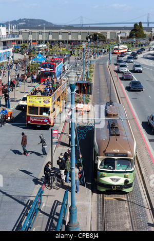 Vieux tram et bus touristique au Pier 39 Fisherman's Wharf San Francisco Banque D'Images