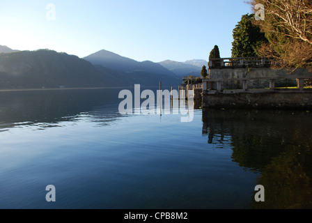 Vue panoramique sur le lac d'Orta, arbres et montagnes au coucher du soleil, Orta St. Giulio, Piémont, Italie Banque D'Images