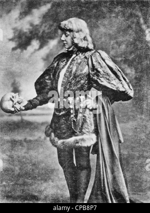 Sarah Bernhardt que Hamlet, portrait, debout, face à la gauche, à la tenue et au crâne, vers 1900. Banque D'Images
