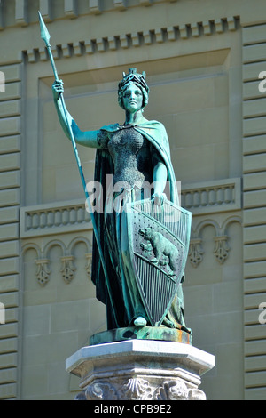 Statue de Berna, une personnification de la ville de Berne, en face de l'ouest du Palais fédéral, Berne, Suisse. Banque D'Images