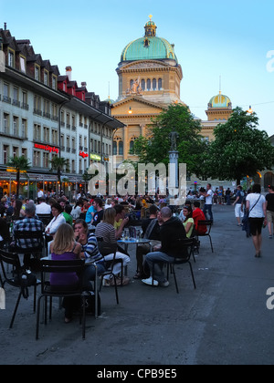 Les gens apprécient un printemps chaud soirée à l'Ours (Baerenplatz Plaza) en face de la Swiss Capitol, ville de Berne, Suisse. Banque D'Images
