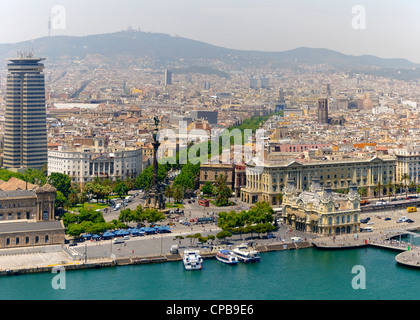 Monument de Christophe Colomb sur la Plaça del Portal de la Pau (Placa de Colom), l'extrémité sud de La Rambla, le Port Vell, Barcelone, Espagne. Banque D'Images