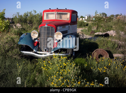 Cabine d'abandonné un vieux camion à Marathon, Texas. Banque D'Images