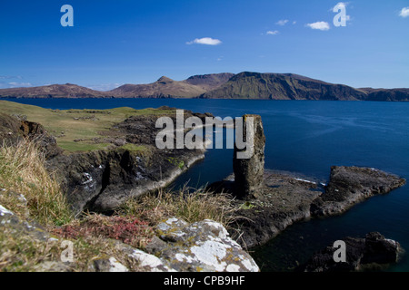 Dun Mor sur Sanday, à l'île de Canna, donnant sur l'ensemble du rhum son de Canna Banque D'Images