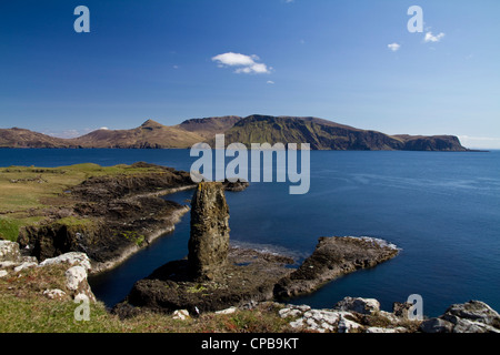 Dun Mor sur Sanday, à l'île de Canna, donnant sur l'ensemble du rhum son de Canna Banque D'Images