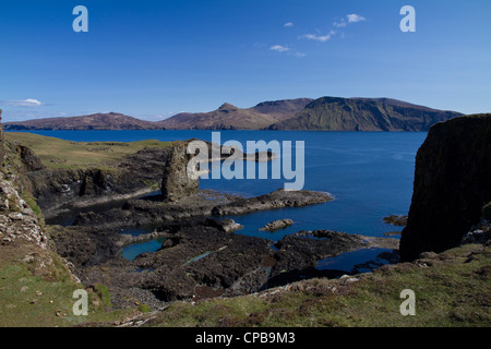 Dun Mor sur Sanday, à l'île de Canna, donnant sur l'ensemble du rhum son de Canna Banque D'Images