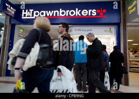 Magasin H&T prêteurs sur gage dans l'est de Londres, avec un panneau « We Buy Gold » bien en vue Banque D'Images
