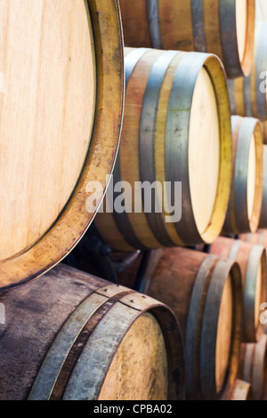 Tonneaux dans une cave de vin factory Banque D'Images