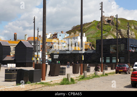 Hastings Contemporary Art Gallery sur l'ancien parc d'autocars ; aujourd'hui un espace ouvert pour des concerts et des événements sur le front de mer de Hastings, East Sussex, Angleterre, Royaume-Uni Banque D'Images