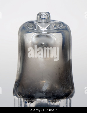 Lampe halogène soufflé. La lampe est devenu si chaud que la vitre s'est adoucie et les côtés sont maintenant de les toucher. Banque D'Images