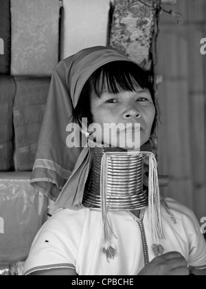 Long cou (Kayan) hill tribe femme du nord de la Thaïlande. La province de Chiang Mai. Les gens de la Thaïlande rurale S.E. L'Asie. Tribus de la photographie noir et blanc Banque D'Images