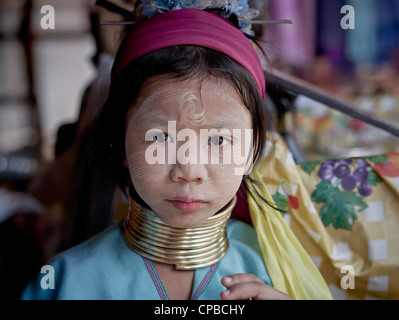 Fille à col long (Kayan) enfant de la tribu de colline du nord de la Thaïlande. Province de Chiang Mai. Rural Thaïlande personnes S.E. Asie. Tribus Hill Banque D'Images