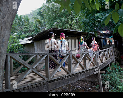 Village rural de Thaïlande scène de la tribu de long cou (Kayan) peuple de la tribu rurale du nord de la Thaïlande, Villager. Hill tribus. Banque D'Images