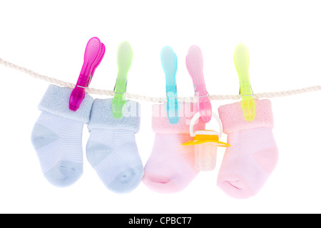 Bébé bleu et rose avec des chaussettes suspendues sucette sur corde isolated Banque D'Images