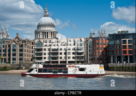 LONDRES, Royaume-Uni - 12 MAI 2012 : Millennium Dawn, l'un des bateaux de visite de City Cruises sur la Tamise Banque D'Images