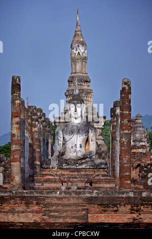 La statue de Bouddha du temple de Wat Mahathe ruine Sukhothai. Capitale du Royaume de Thaïlande aux XIIIe et XIVe siècles Banque D'Images