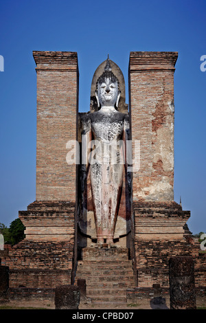 La statue de Bouddha du temple de Wat Mahathe ruine Sukhothai. Capitale du Royaume de Thaïlande aux XIIIe et XIVe siècles Banque D'Images