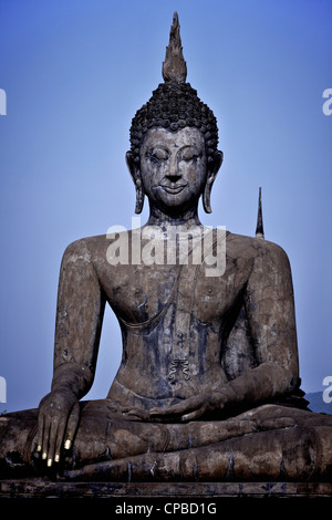 La statue de Bouddha du temple de Wat Mahathe ruine Sukhothai. Capitale du Royaume de Thaïlande aux XIIIe et XIVe siècles Banque D'Images