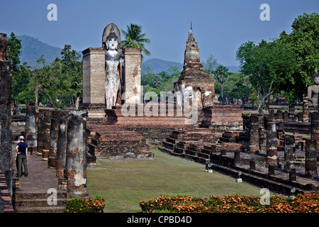 Ruines du temple Wat Mahathat Sukhothai. Capitale de la Thaïlande Royaume dans les 13e et 14e siècles Banque D'Images