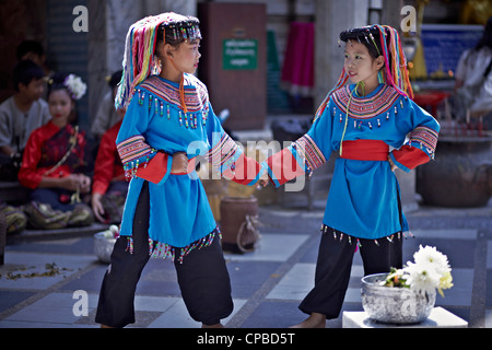 Enfants thaïlandais, tribu de Lisu Northern Hill, filles dansantes thaïlandaises en costume traditionnel Banque D'Images