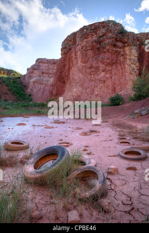 Pneus abandonnés dans une mine de bauxite à Spinazzola, Pouilles, Italie Banque D'Images