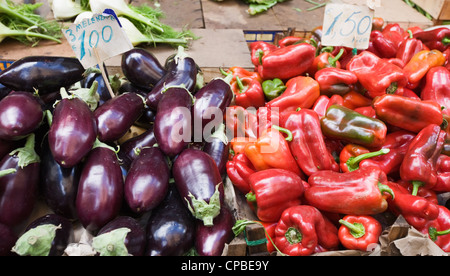Les aubergines et les poivrons at a market stall, Catane, Sicile, Italie Banque D'Images