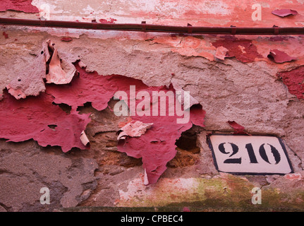 Peinture en ruine sur une maison désaffectée Banque D'Images