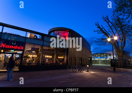 Nando's et Zizzi Restaurants Italiens dans la nuit - Greenwich - Londres 2012 s'ouvre Banque D'Images