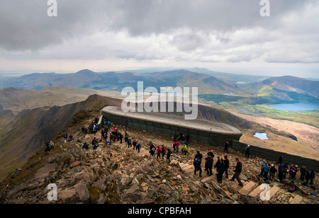 Café et un centre de visiteurs complexe sur le sommet du Mont Snowdon, le Nord du Pays de Galles Banque D'Images