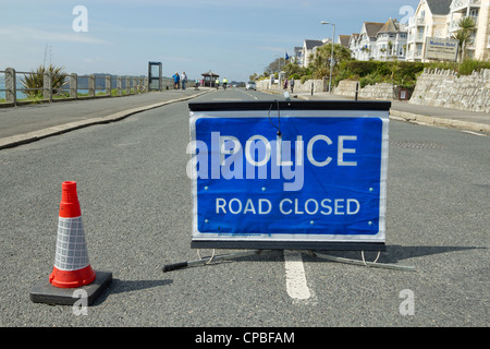 La Police Britannique Blue Road Closed sign, Cliff Road Cornwall Falmouth, Royaume-Uni Banque D'Images