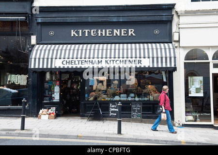 Cheltenham Kitchener - un spécialiste du matériel de cuisine boutique, situé en face de l'hôtel Queens, Montpellier, Cheltenham, UK. Banque D'Images