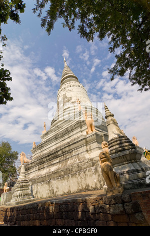 Vue verticale de la stupa principal à Wat Phnom, Temple aka les montagnes ou la Pagode de la montagne, un temple bouddhiste dans le centre de Phnom Penh, Cambodge Banque D'Images