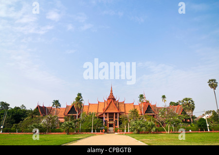 Vue horizontale de l'entrée du Musée National du Cambodge à Phnom Penh, Cambodge Banque D'Images