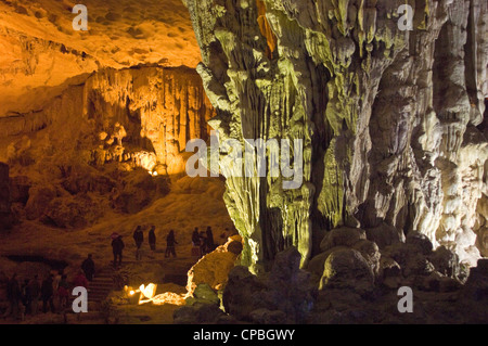 Vue horizontale à l'intérieur de Hang Sung Sot [amazing ou surprenantes caves] une grotte sur l'Île Bo député dans la baie d'Halong. Banque D'Images