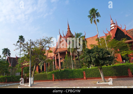 Vue horizontale de l'entrée du Musée National du Cambodge à Phnom Penh, Cambodge Banque D'Images