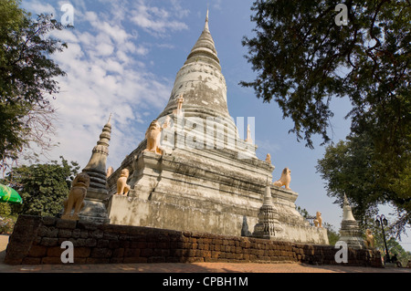 Vue horizontale de la stupa principal à Wat Phnom, Temple aka les montagnes ou la Pagode de la montagne, un temple bouddhiste à Phnom Penh Banque D'Images