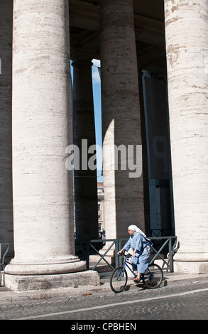 Nun riding bicycle, les murs de la Cité du Vatican Banque D'Images